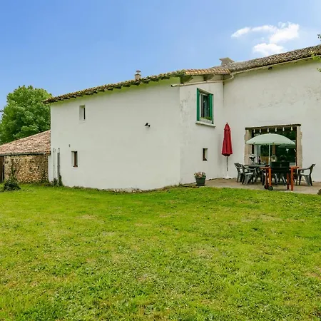 3-bed Rustic French We Welcome Families Hébergement de vacances