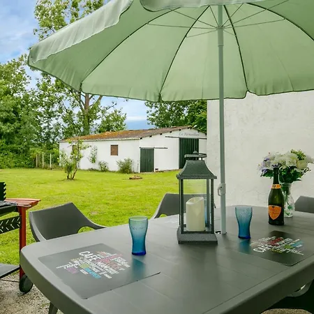 3-bed Rustic French We Welcome Families Hébergement de vacances *